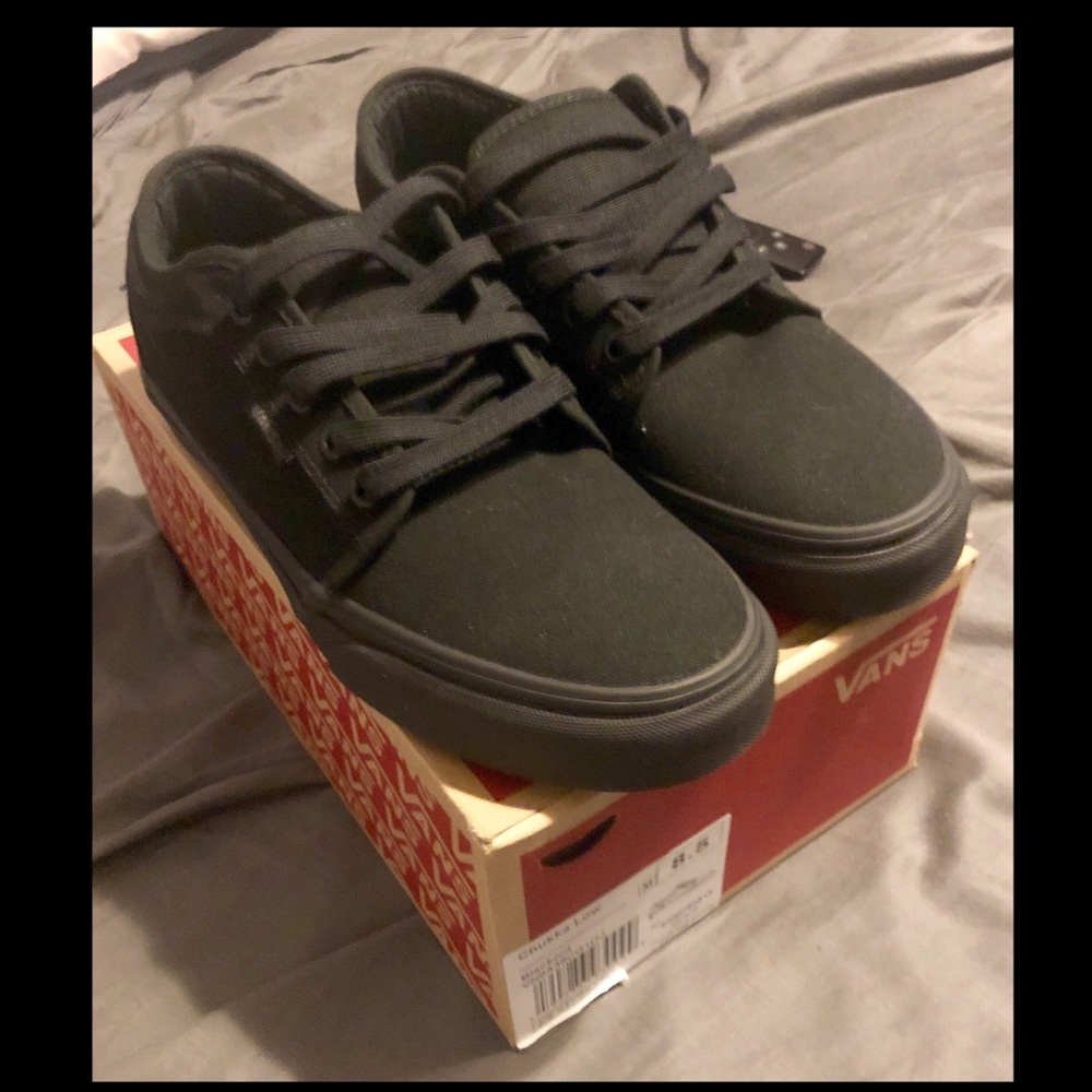 New never worn Vans Chukka Low “Blackout” unisex